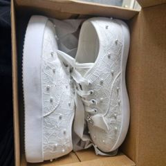 white runners girls with Pearls