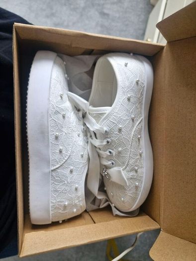 white runners girls with Pearls