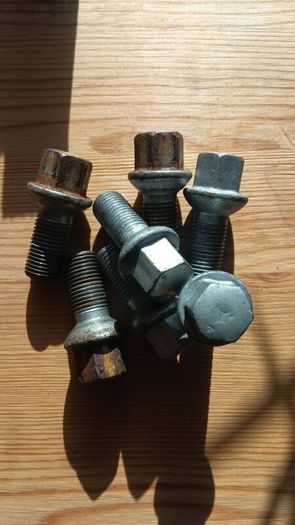 7 Original Mercedes-Benz wheel bolts