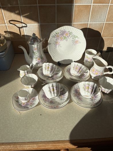 Vintage Royal Tara 21 piece set Irish Blossom in Mint condition