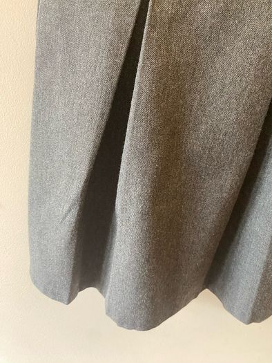 Dunnes grey skirt (as new) age 8-9