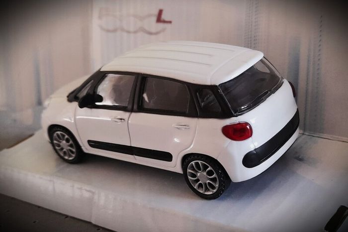 Diecast Model Fiat 500 L MPV 2012 White - Collectable Motorama 1:43