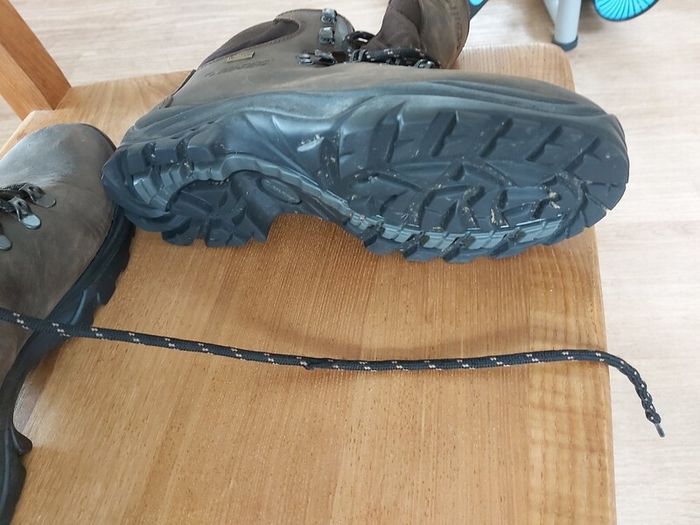 walking boots Hytec