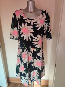 Indulgence floral elastic  knee length dress size UK18/20 EU46/48 Postage included