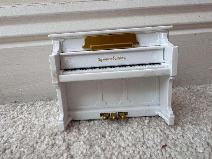 Sylvanian Families Piano Epoch Used Damaged Approx. 7 cm. Used Damaged Please see photos