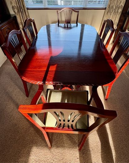 Large Mahogany Dining Table and Chairs (6x) - Expandable / Excellent Condition