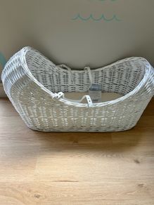 Mamas & Papas White Wicker Moses Basket in Excellent Condition