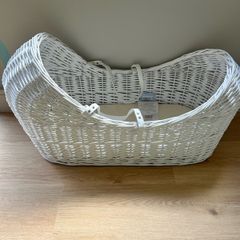 Mamas & Papas White Wicker Moses Basket in Excellent Condition