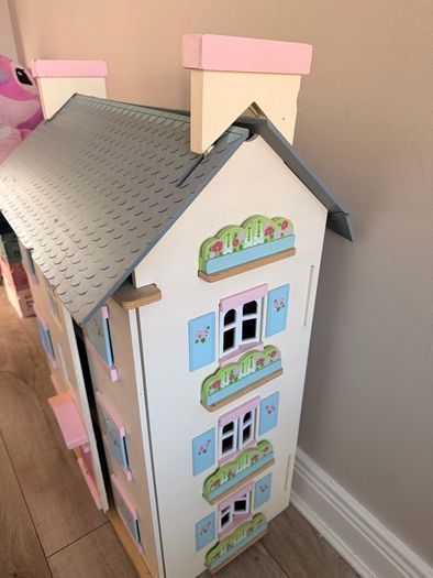 Le Toy Van Doll house