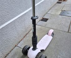 Girls 3 wheel scooter