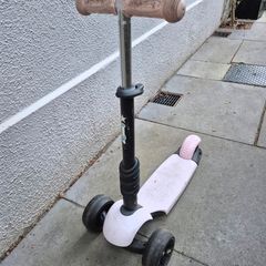 Girls 3 wheel scooter