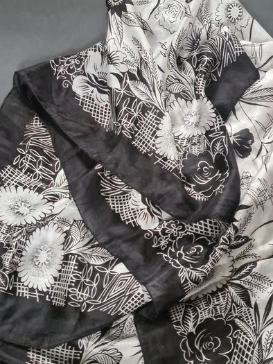 100% Pure Silk Scarf XL 108x108cm Black White Floral Print Vintage Style Square Shawl Wrap