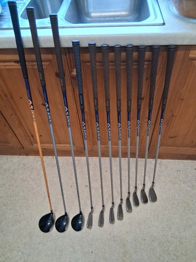 Ladies Golf Clubs.  Complete Matching Set Of Nickent Ladies Right Handed Golf Clubs in Very Good+ Condition.