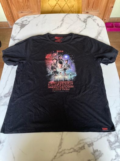 stranger things Mike and 11 Funko Pops with xxl Pull and Bear T shirt