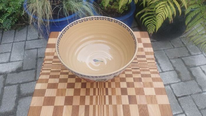 Beautiful Nicholas Mosse Large Bowl in the Popular but Discontinued Kilfane Rose Pattern, Circa 1996-2004