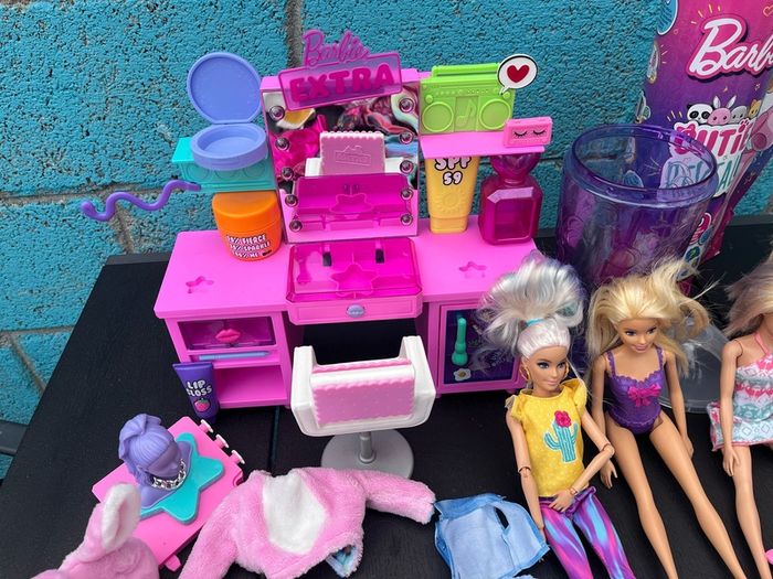 6 Barbie Dolls + Vanity Set + Clothes