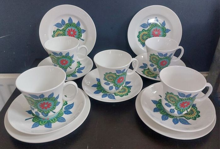 Fabulous Vintage China Set of Four Trios by the Royal Grafton Fine Bone China in Cool Vintage Retro 70s Floral Pattern, Plus a Fifth Duo
