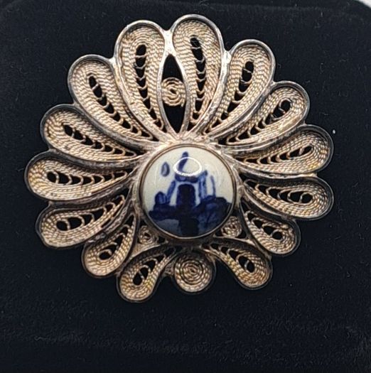Vintage signed Delft filigree brooch