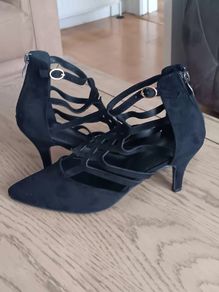Black faux-suede low heel shoe