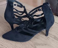 Black faux-suede low heel shoe
