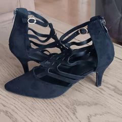 Black faux-suede low heel shoe