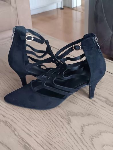 Black faux-suede low heel shoe