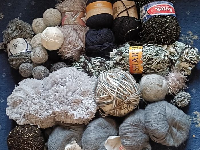 Knitting Yarn  ( Greys  / Blacks )