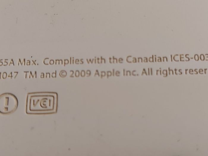 Vintage Apple MacBOOK, account password locked, in excellent cosmetic condition, excellent Battery