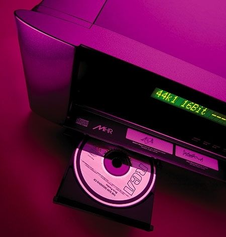 Hifi Gold Legendary Reference Signature Meridian 808.2  the most significant product in the history of the Compact Disc 16000 new Pristine condition with original Remote Signature Signed by Bob Stuart and Allen Boothroyd