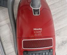 I repair Mieli vacuum cleaners. If someone's is broken, I can provide repair services.