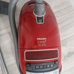I repair Mieli vacuum cleaners. If someone's is broken, I can provide repair services.