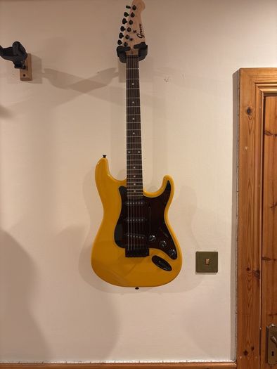 GROOVE Strat copy really unusual colour . Nice . Made ( assembled ? in Canada