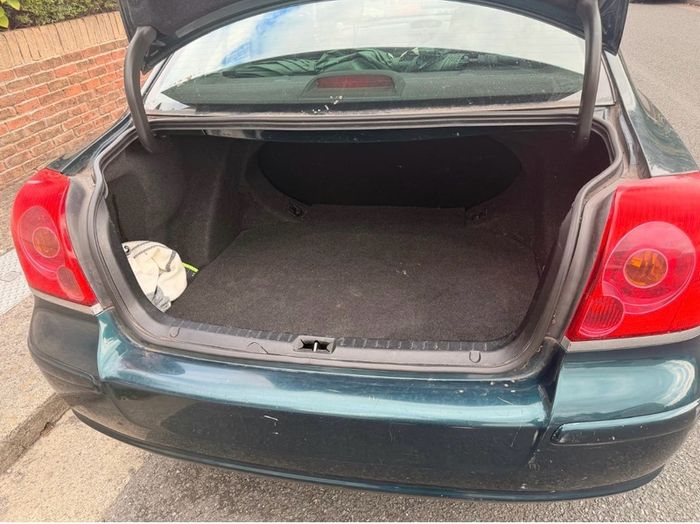 2004 Toyota Avensis