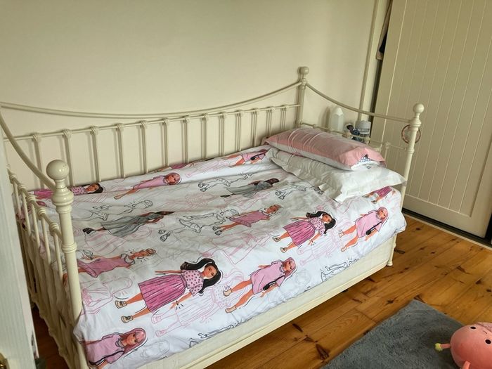 laura ashley trundle bed