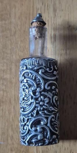 Deakin & Francis, 1899. Sterling Silver Scent bottle. Still with original lid.