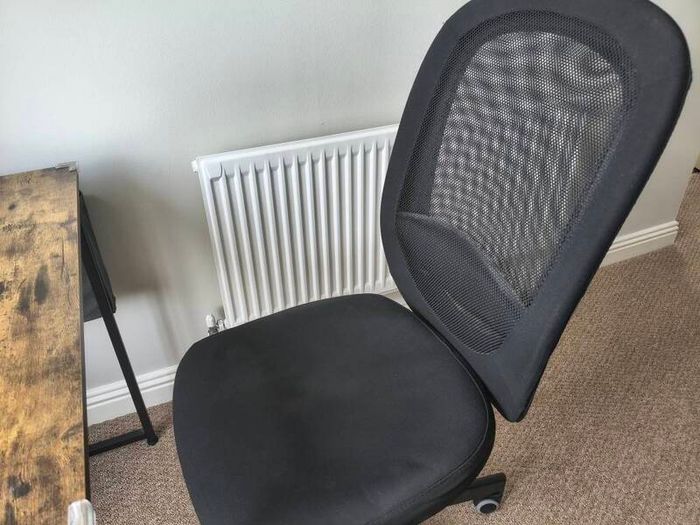 Office chair + desk