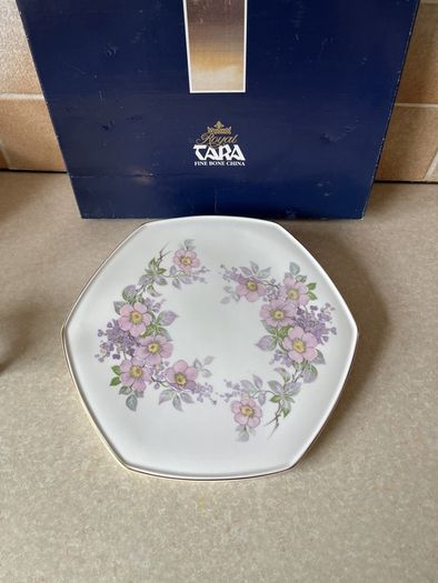 Royal Tara 2?Hexagonel Cake plates as New