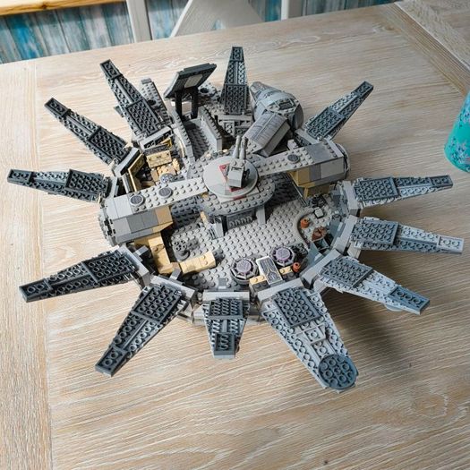 Star Wars Millennium Falcon 75105