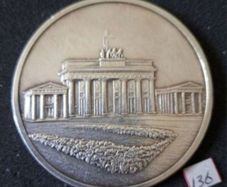 East german commerative table medal , the berlin brandenburger tor.,,,(136)