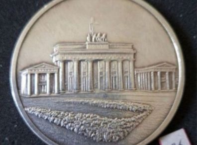 East german commerative table medal , the berlin brandenburger tor.,,,(136)