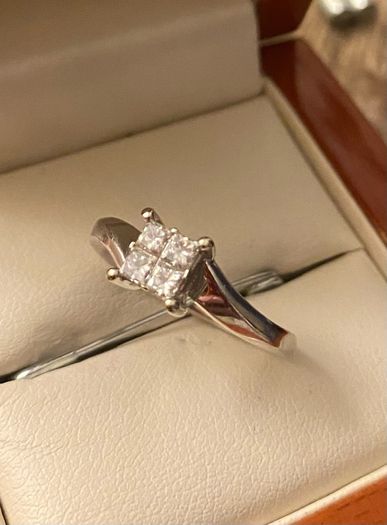 18ct white gold Diamond quad solitaire 4 claw size M original cost 1,795