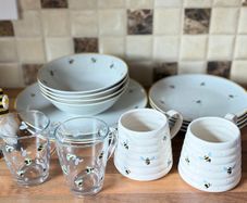 Price & Kensington Sweet Bee dining set