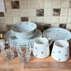 Price & Kensington Sweet Bee dining set