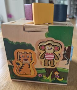Wooden shapes and animals jigsaw cube