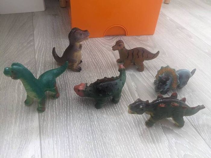 Dinosaurs - 6 soft and squeezy baby dinosaur figures