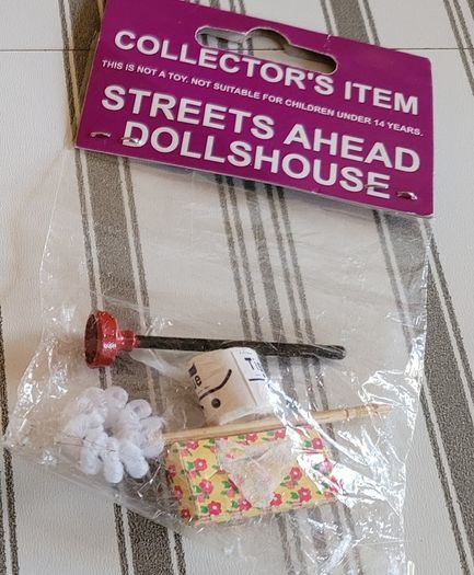 Dolls house bathroom / bedroom accessories