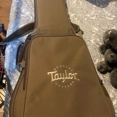 Taylor GS Mini semi acoustic