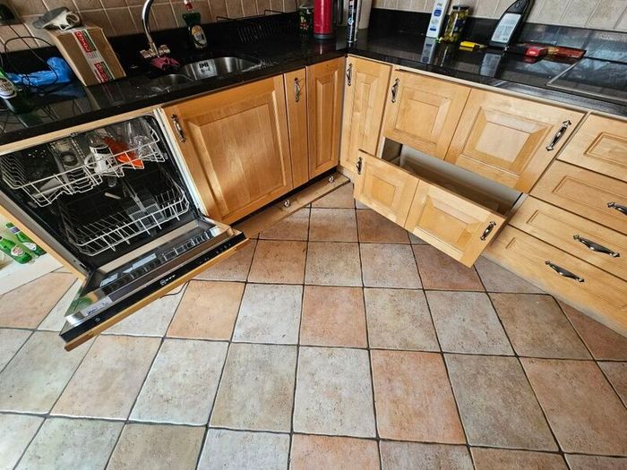 Solid Maple Kitchen, Black Granite Worktops & Premium Appliances (Neff/Bosch)
