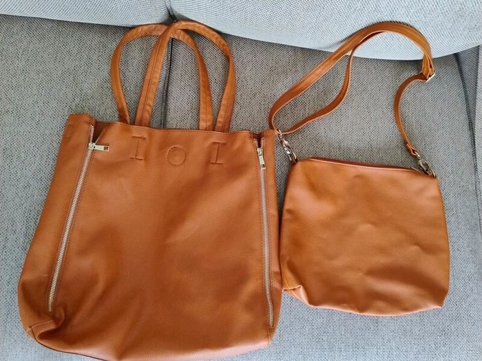 Large Tote Handbag new with smaller inner bag with adjustable and interchangeable shoulder strap in excellent condition with no issues and new and never used FREE STANDARD POSTAGE INCLUDED