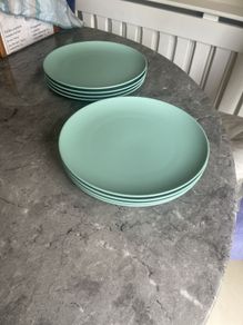 Set of 8 dinner plates
